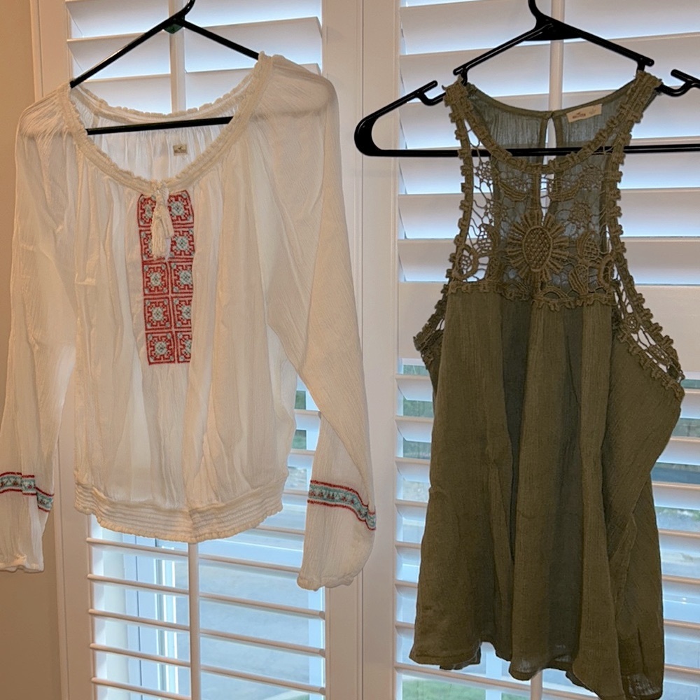 Bundle of 2 Hollister tops size Large